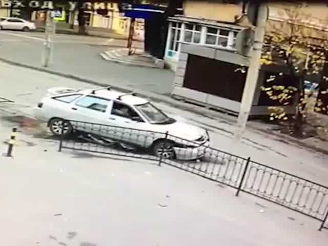 В Ростове-на-Дону водитель автомобиля снес ограждение и решил уехать