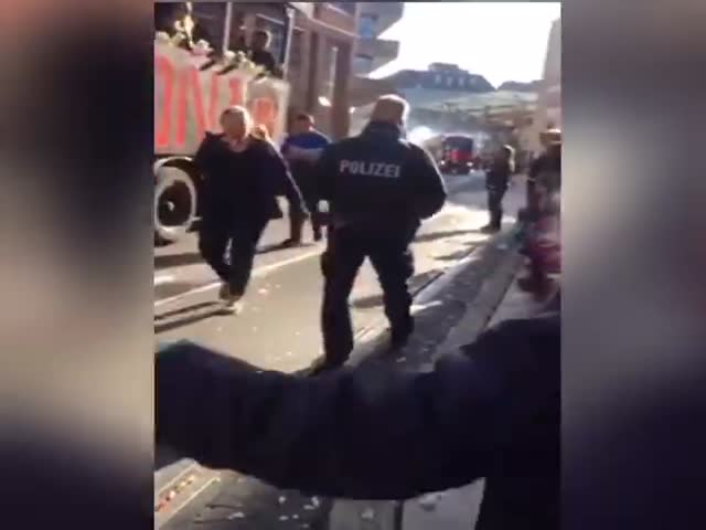 Немецкий полицейский не смог устоять перед музыкой во время карнавала