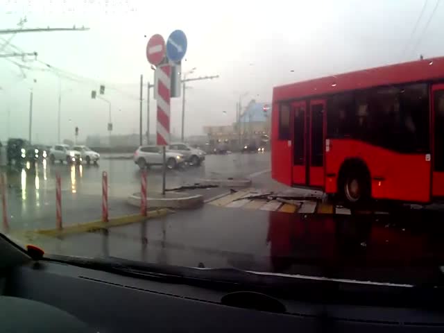 В Казани автобус протаранил Audi на перекрестке