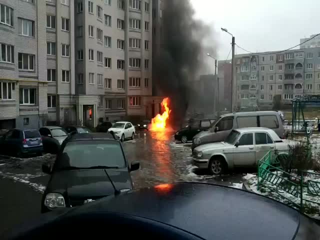 Во Владимире пьяный парень уснул в заведенной машине, которая затем загорелась