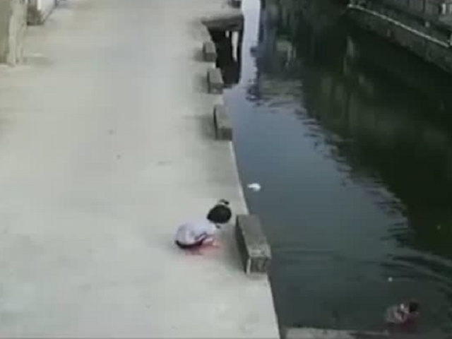 Парень вовремя спас упавшего в воду ребенка
