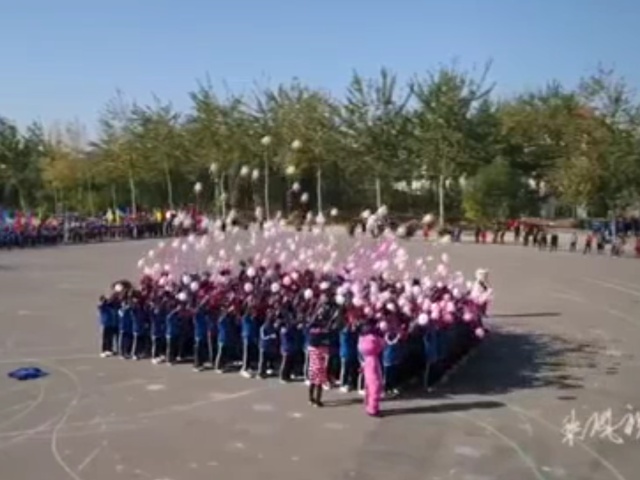 Дети с шариками против дрона