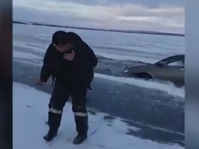Неудачная попытка прокатиться по замерзшему водохранилищу в Башкирии