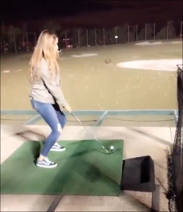Девушка решила попробовать свои силы в гольфе