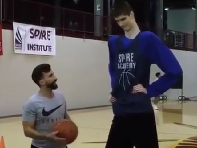 Необычно выглядящий 18-летний баскетболист Роберт Боброцки