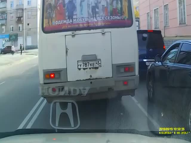 Водитель решил проучить женщину, которая мусорит посреди дороги