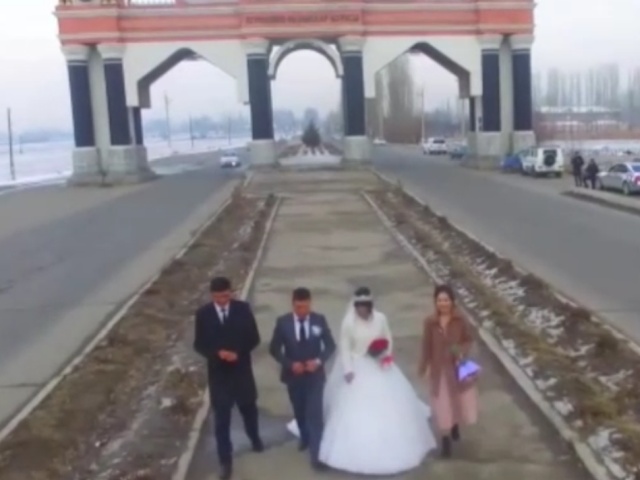 В Киргизии свадебный оператор случайно снял серьезную аварию