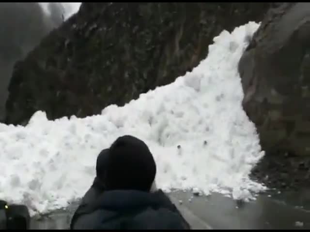 В Дагестане, сошедшая с гор лавина, засыпала грузовик и перекрыла дорогу