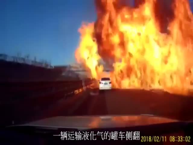 Воспламенение сжиженного газа после аварии грузовика с цистерной в Китае