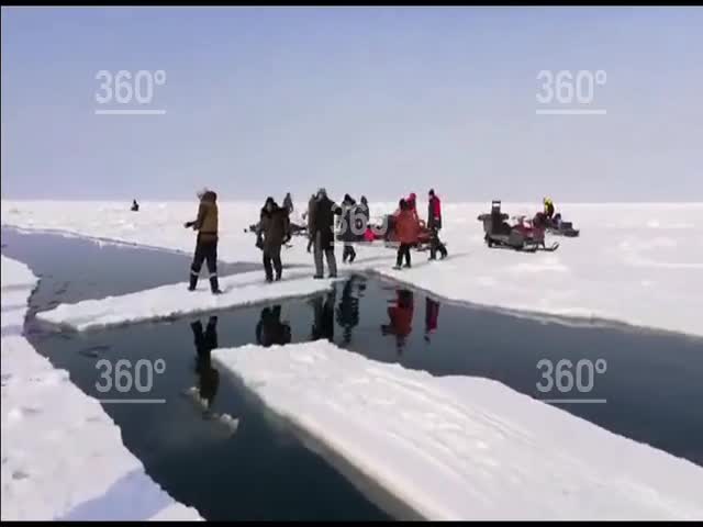 На Сахалине рыбаки спасают товарищей после раскола льда