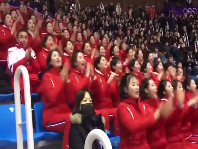 Болельщицы из Северной Кореи поддерживают своих спортсменов на Олимпиаде