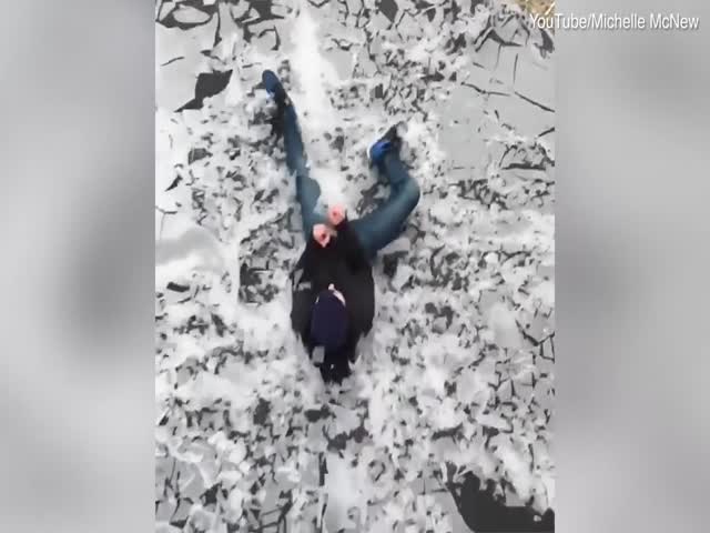 Прыжок на батут, покрытый ледяной коркой