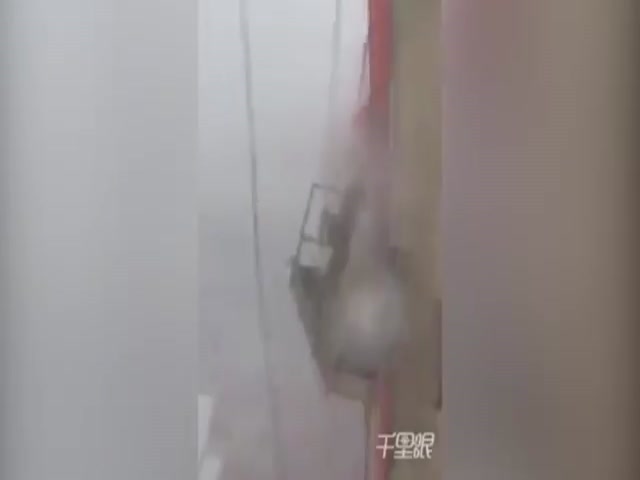 В Китае ураганный ветер застал мойщиков окон врасплох на высоте 10 этажа