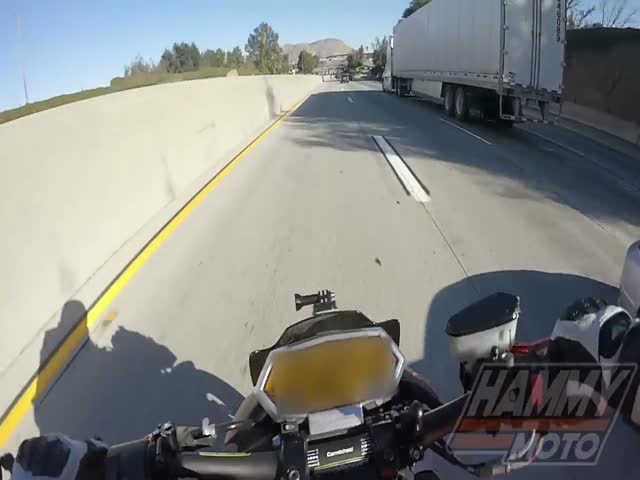 Мотоциклист проскочил под грузовиком и не был задавлен каким-то чудом