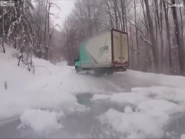 Опасное вождение на заснеженной горной дороге в Боснии