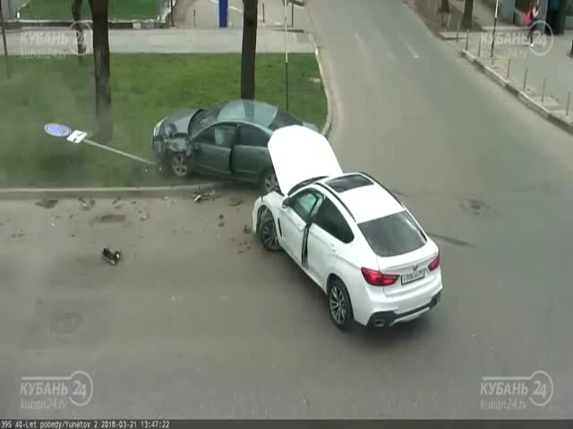 Женщина на BMW X6 забыла уступить дорогу и устроила ДТП