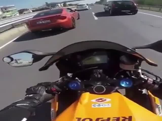 Мотоциклист и водитель спорткара устроили гонки на огромной скорости