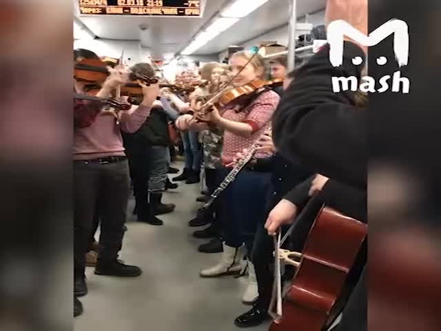 Репетиция студентов колледжа имени Чайковского в вагоне метро