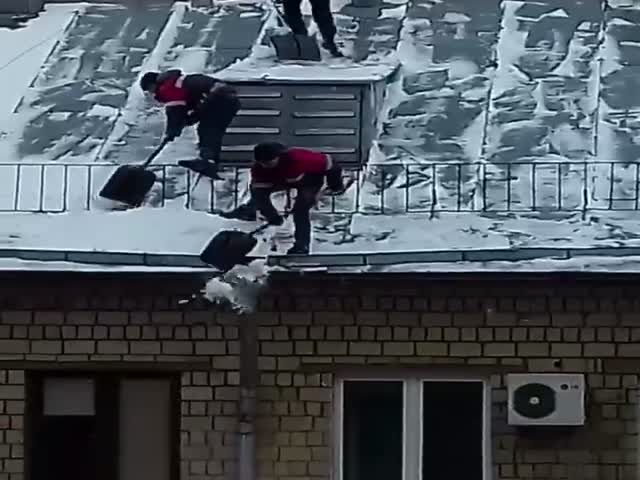 Крайне рискованный способ очистки крыши от снега
