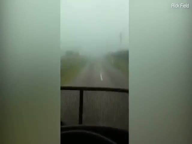 Житель Новой Зеландии проехал прямо через торнадо