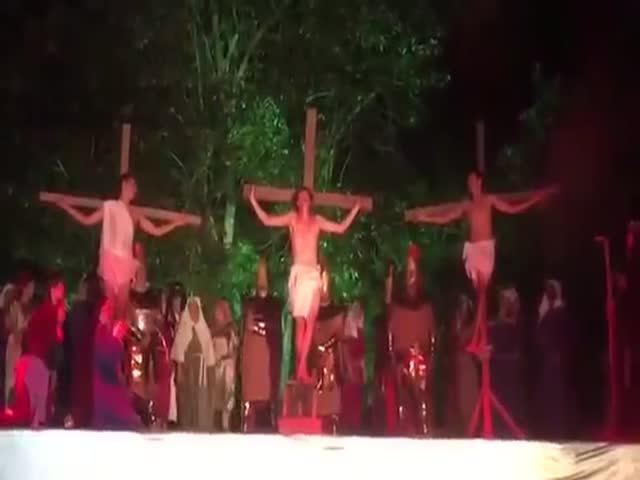 Зритель решил спасти Иисуса во время театральной постановки