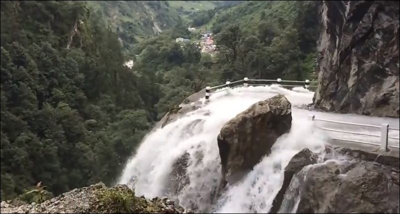 Крайне опасная горная дорога в Непале