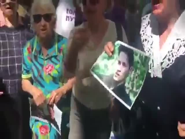 Группа бабушек протестует против мессенджера Telegram 