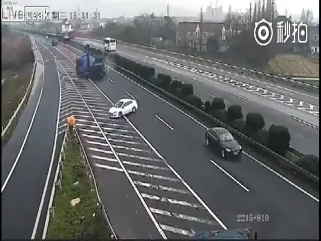 В Китае водитель пропустил поворот на автомагистрали и решил развернуться