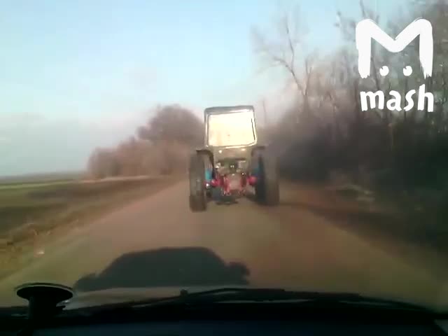 Трактор едет с очень высокой скоростью