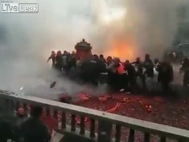 Безумное использование фейерверков на свадьбе в Китае