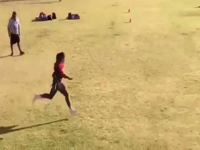 Девушка неплохо убегает от всех своих соперниц во время игры в регби