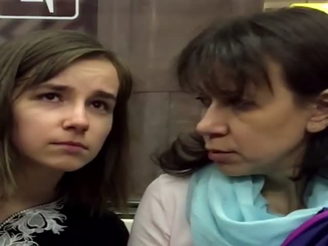 Девушка смотрит в смартфоны пассажиров под забавные комментарии
