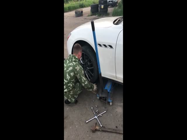 Попытки снять колесо с Maserati в гаражном шиномонтаже