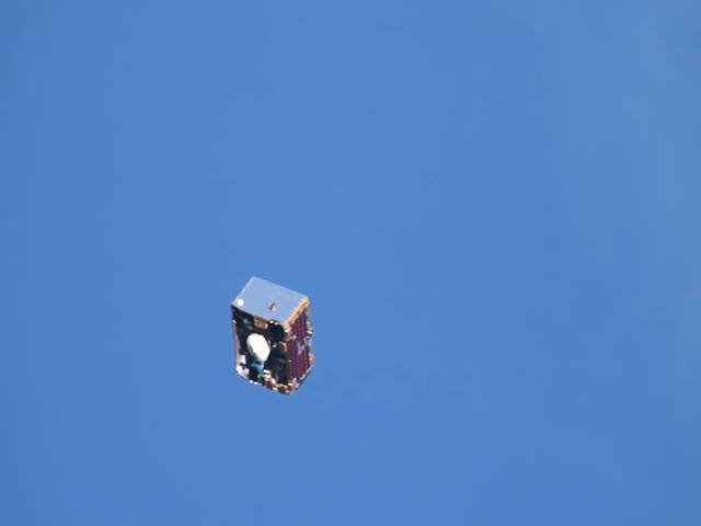 Космонавт Олег Артемьев снял на видео пролетающий мимо МКС спутник