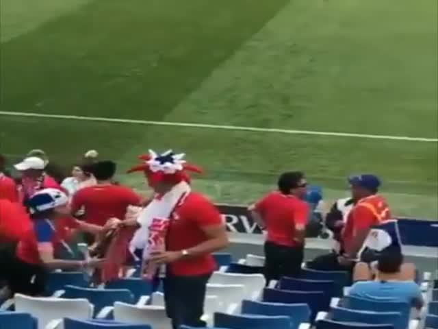 Фанаты из Панамы убирают за собой мусор после крупного поражения своей команды