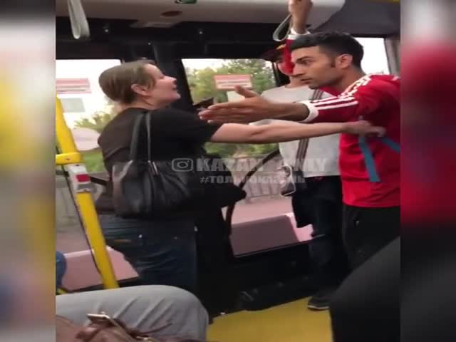 Жительница Казани пристает в автобусе к болельщику из Колумбии