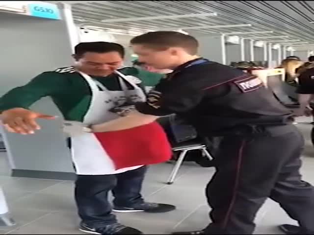 Болельщик из Мексики решил пошутить над сотрудником полиции