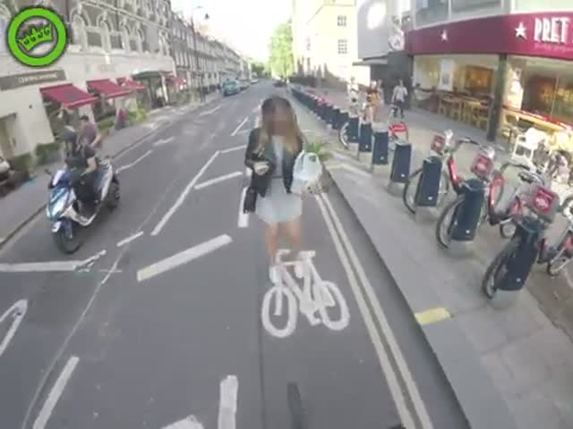 Велосипедист нашел способ прогонять пешеходов с велодорожек