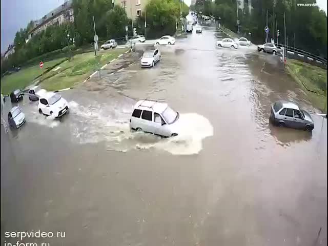 Быстрое затопление перекрестка в Серпухове после сильного дождя