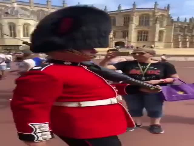 Королевский гвардеец против туристки, перешагнувшей заграждение