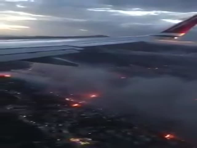 Вид из самолета на лесные пожары в Греции