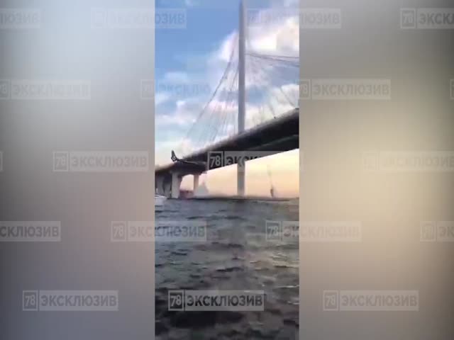 Житель Санкт-Петербурга пролетел на вертолете под мостом
