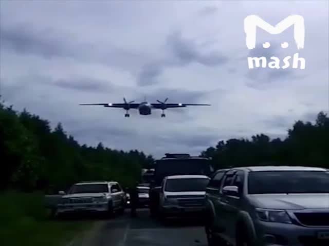 Посадка военных самолетов на трассе Комсомольск - Хабаровск