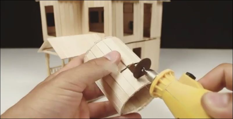 Классный игрушечный домик из деревянных палочек для мороженного