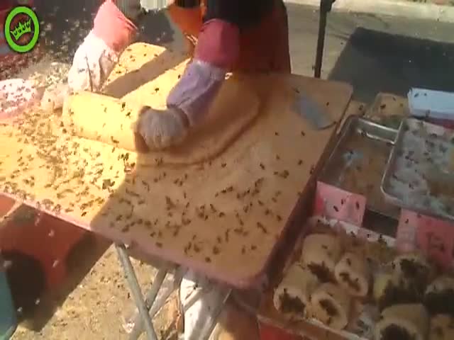 Китайский повар готовит пищу под наблюдением тысяч пчел