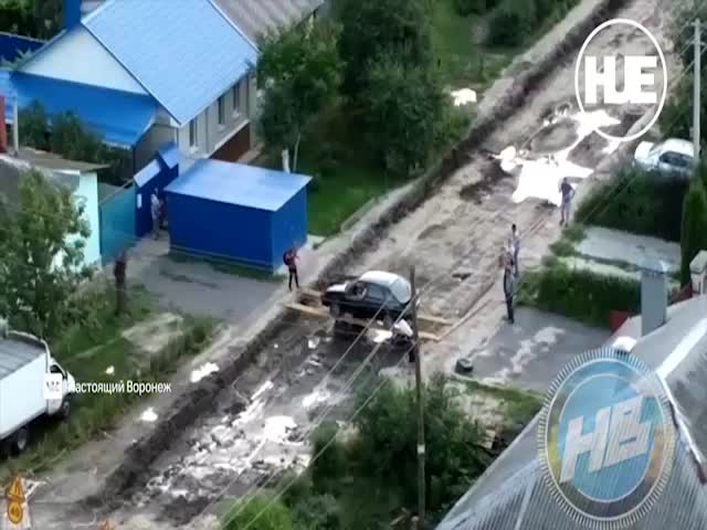 Житель Воронежа заезжает домой во время ремонта дороги