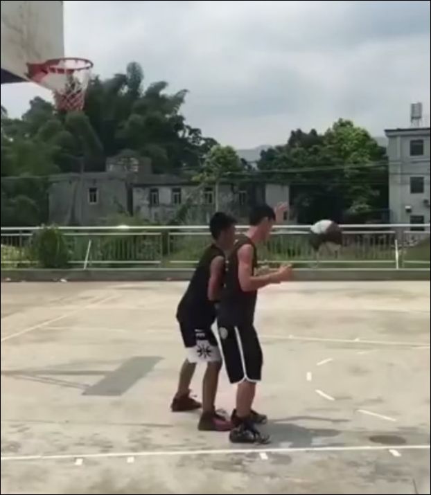 Ловкий трюк во время игры в баскетбол