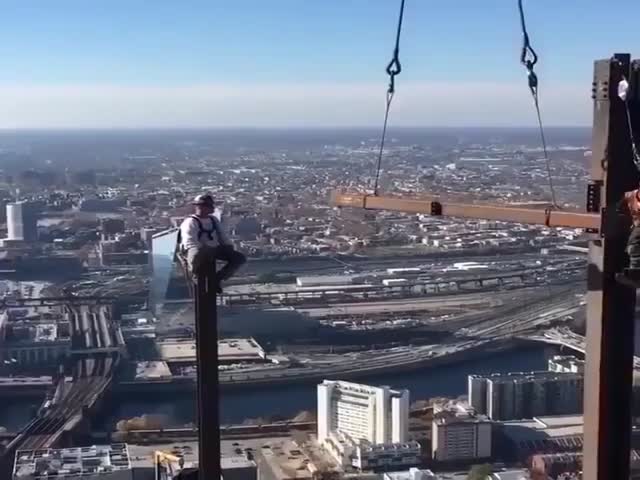 Захватывающая и опасная работа при строительстве небоскребов