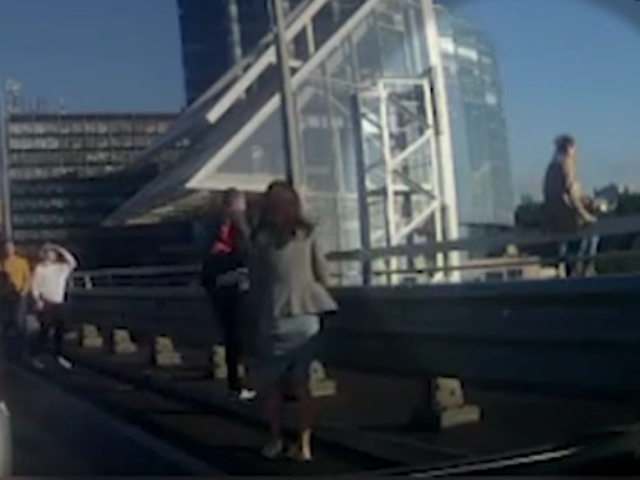 Парень спас девушку, которая, видимо, собиралась прыгнуть с моста