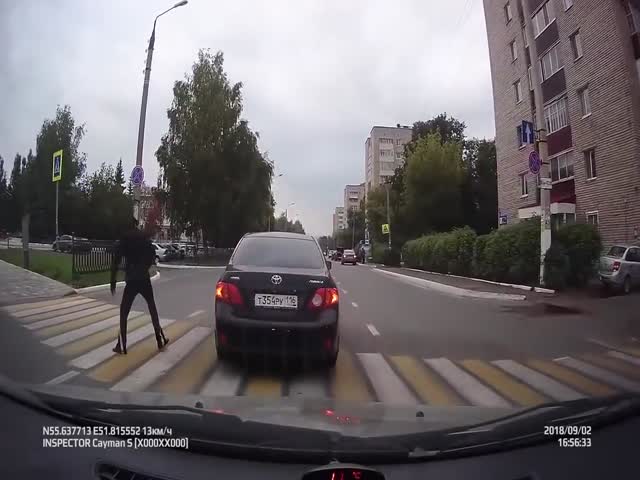 Неадекватный пешеход переходит дорогу